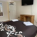 Guest Rooms In House - Isleworth, Middlesex