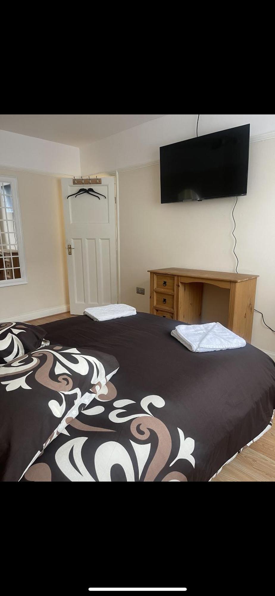 Guest In House - Isleworth, Middlesex *